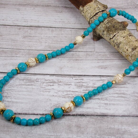Turquoise and white stone bead necklace mixed with small gold beads. - Picture 5 of 12
